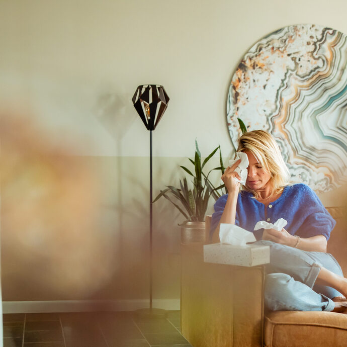 zuchtende zwetende vrouw op bank
