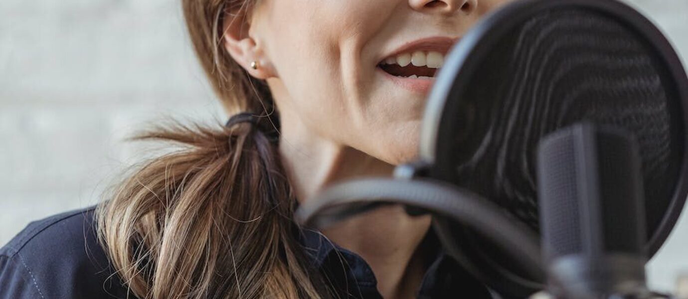 pexels-photo-6953675-podcast-vvoc