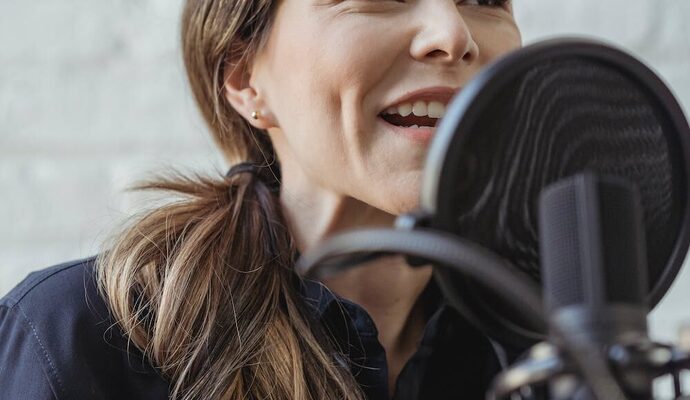 pexels-photo-6953675-podcast-vvoc